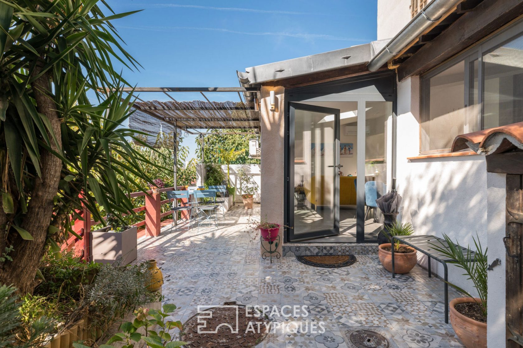 Appartement de type loft avec terrasse et jardin