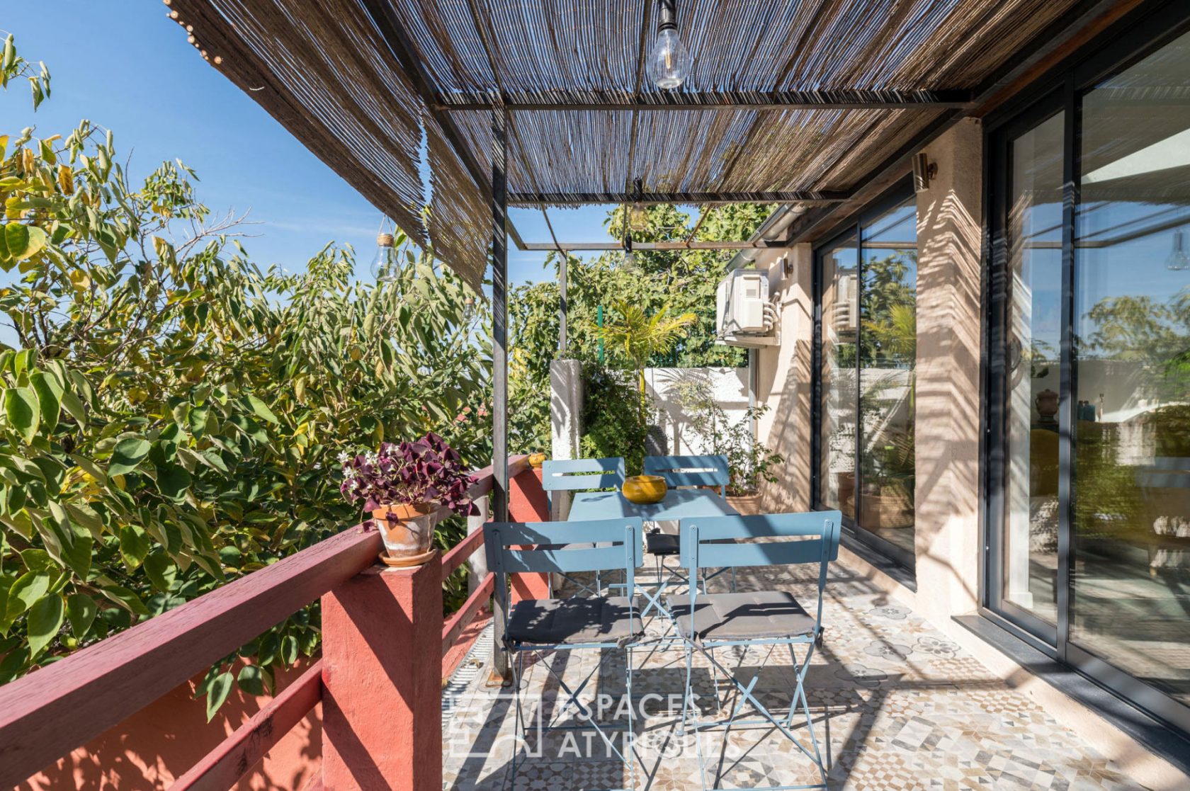 Appartement de type loft avec terrasse et jardin