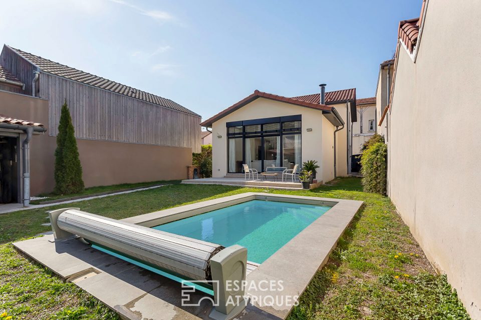 Maison contemporaine avec jardin et piscine