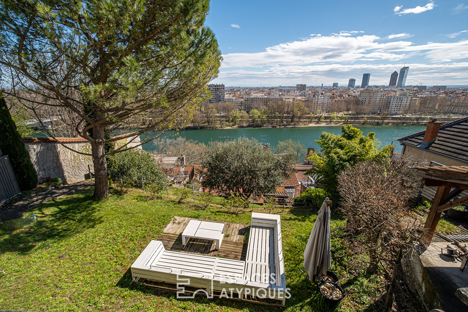 Duplex with garden and breathtaking view of the Rhône