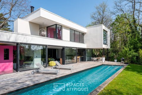 Villa contemporaine avec couloir de nage