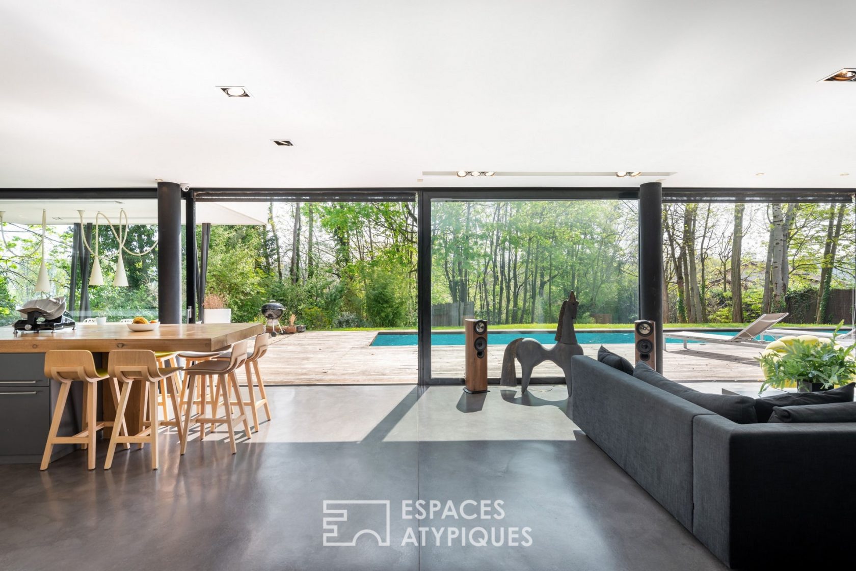 Villa contemporaine avec couloir de nage