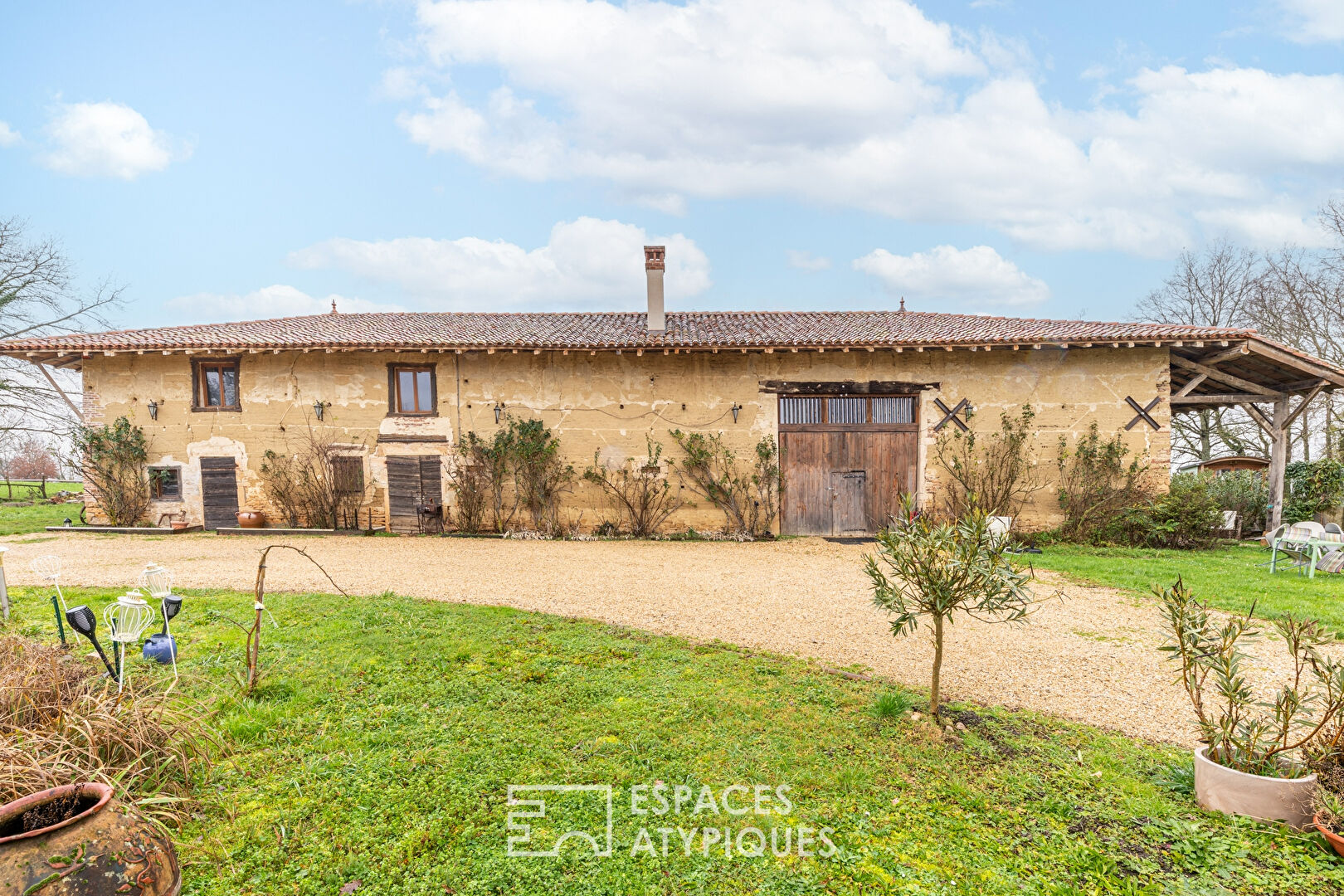 290 sqm farmhouse with outbuildings in Saint-Etienne-sur-Reyssouze