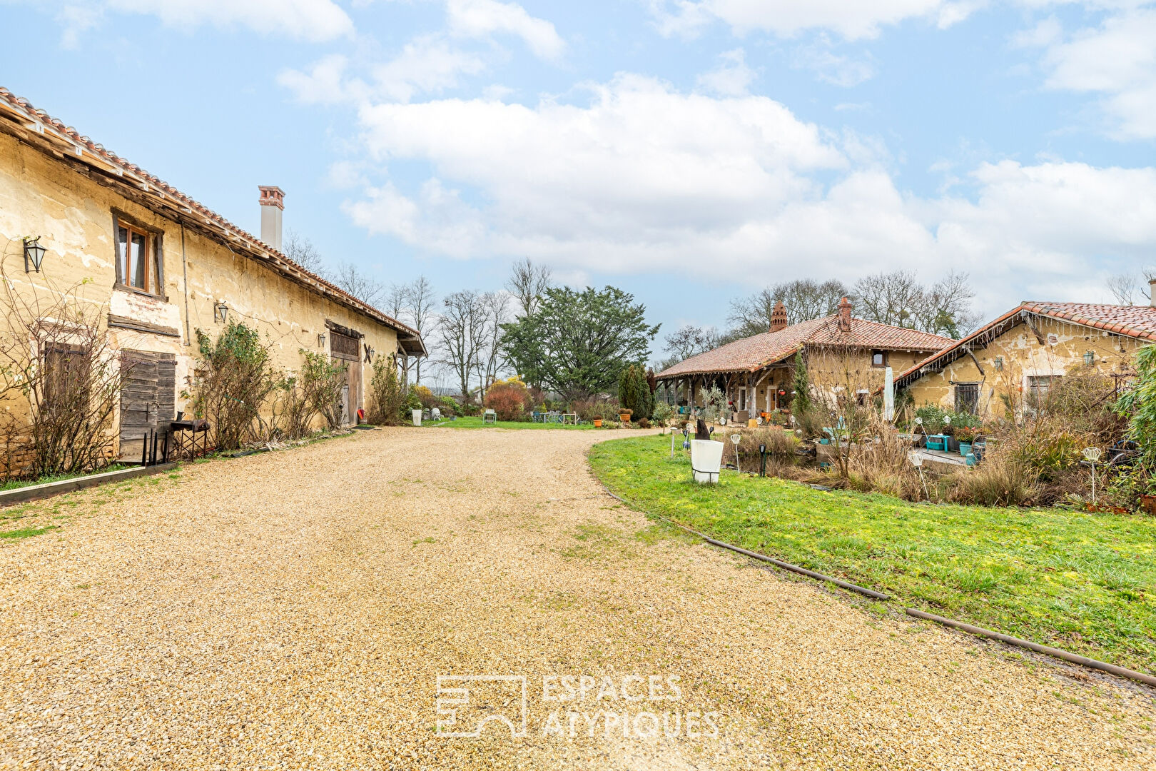 Corps de ferme de 290 m² avec dépendances à Saint-Etienne-sur-Reyssouze