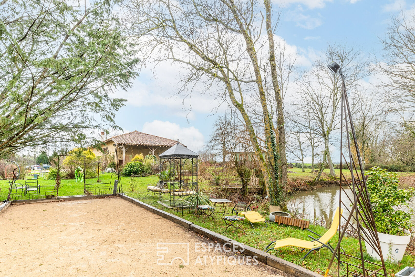 290 sqm farmhouse with outbuildings in Saint-Etienne-sur-Reyssouze