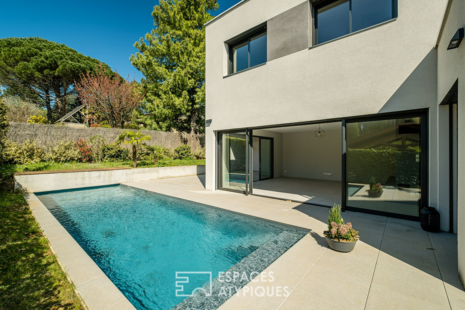 Maison contemporaine avec jardin et piscine