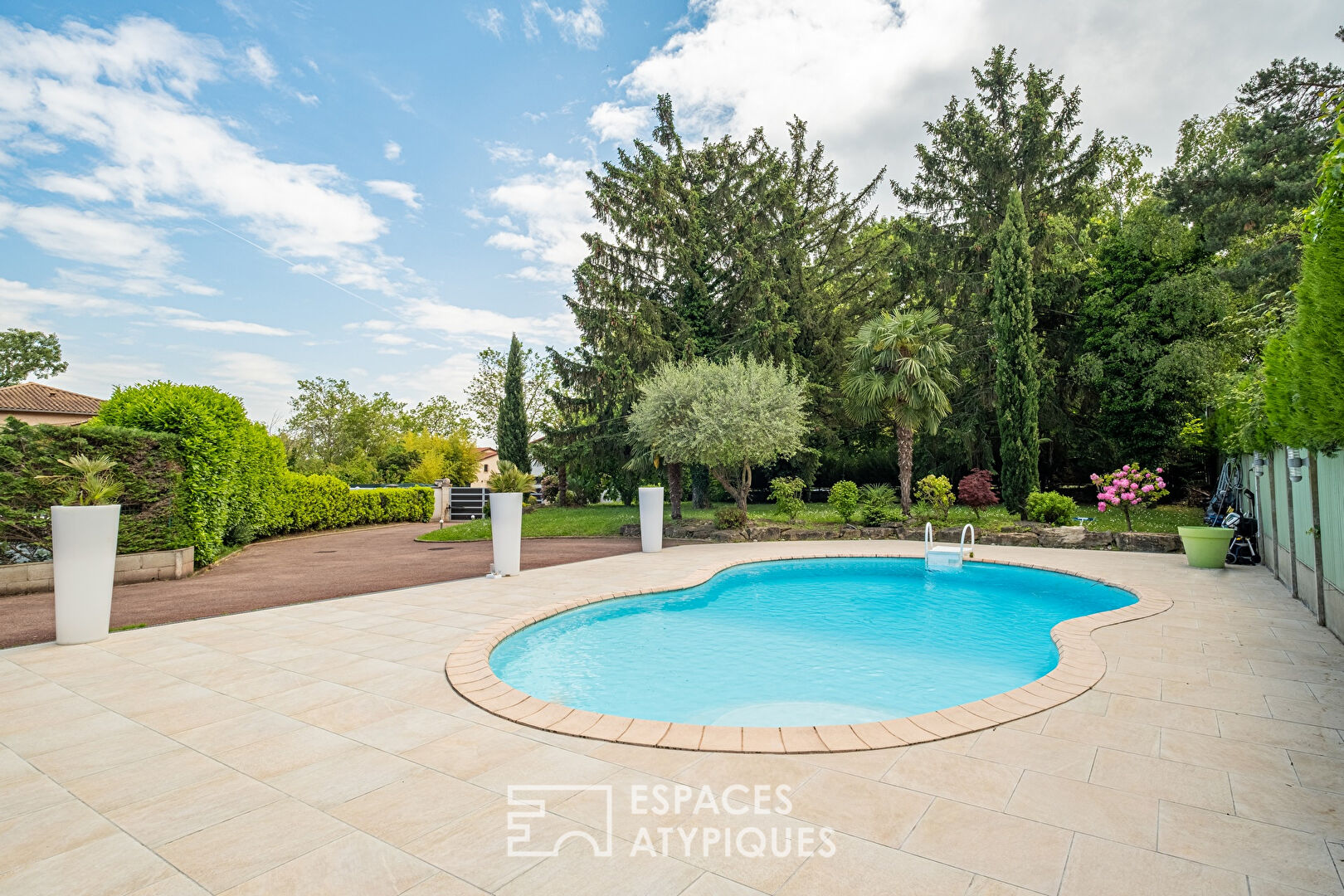 Maison avec piscine sur 1 272 m2 de terrain