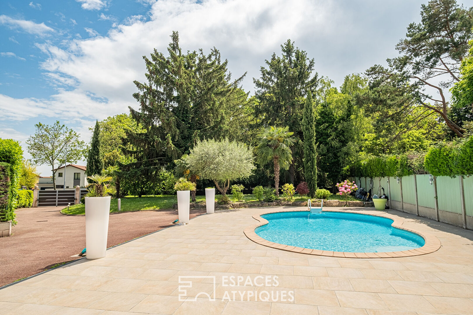 Maison avec piscine sur 1 272 m2 de terrain