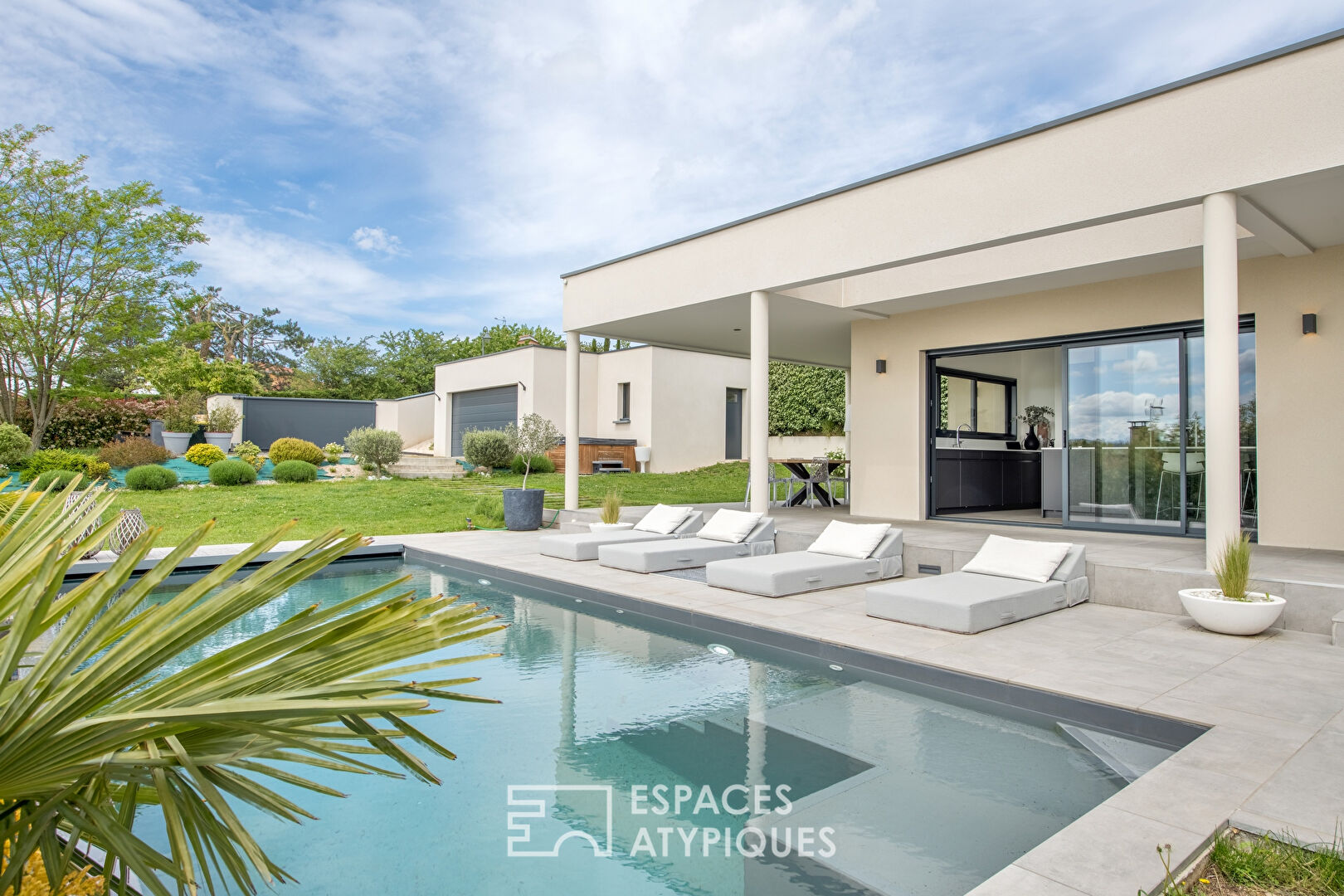 Contemporary villa with swimming pool and view