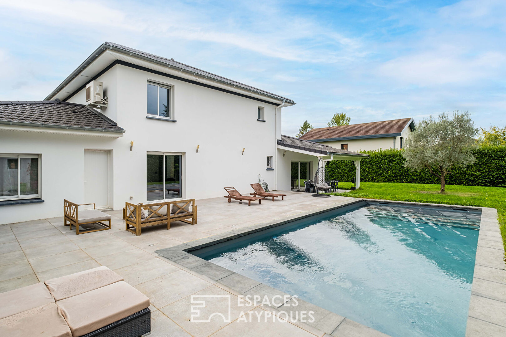 Contemporary house with swimming pool