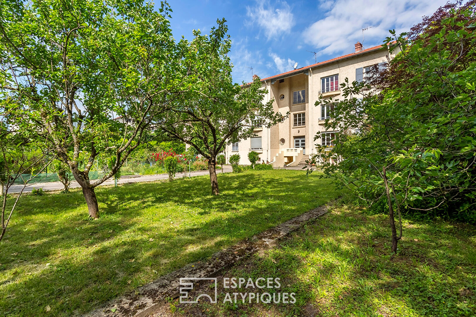Bright apartment with a view of the Saône