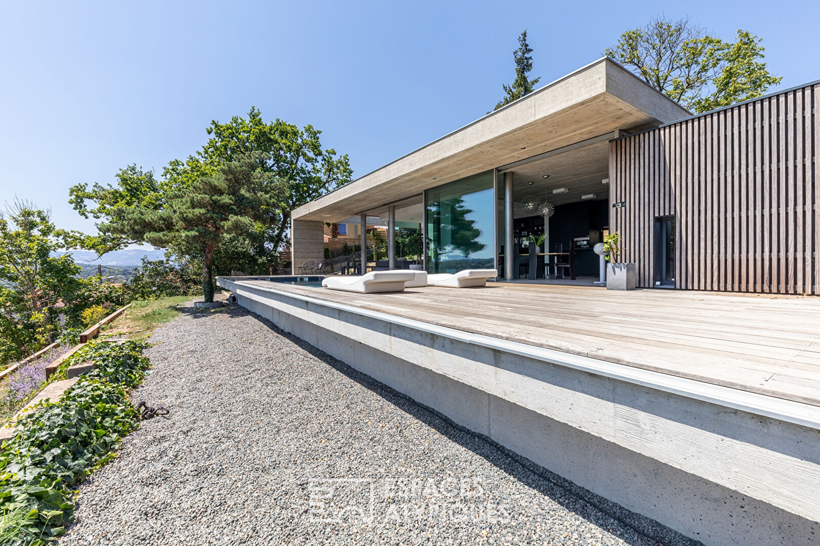 Maison rénovée avec extension contemporaine avec piscine et vue