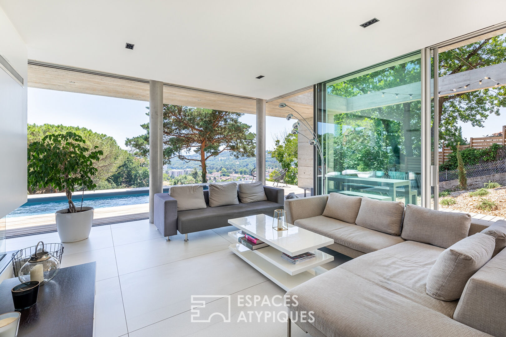 Maison rénovée avec extension contemporaine avec piscine et vue