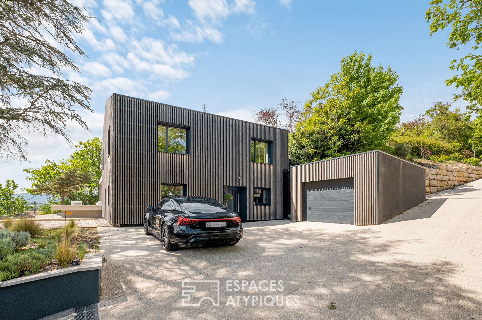 Maison rénovée avec extension contemporaine avec piscine et vue