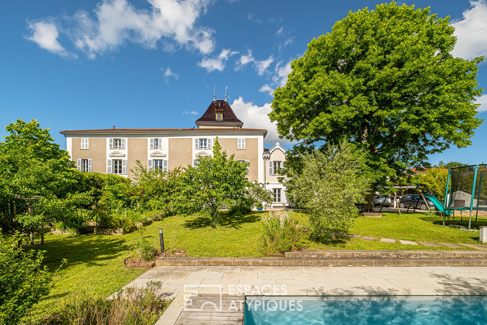 Duplex de charme avec jardin et dépendance au coeur du village