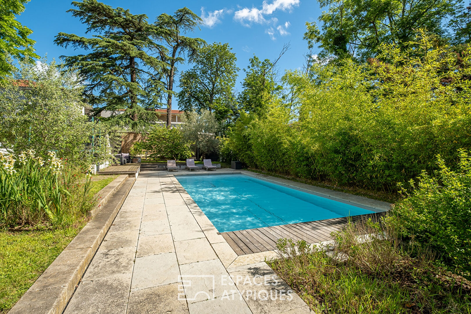 Duplex de charme avec jardin et dépendance au coeur du village