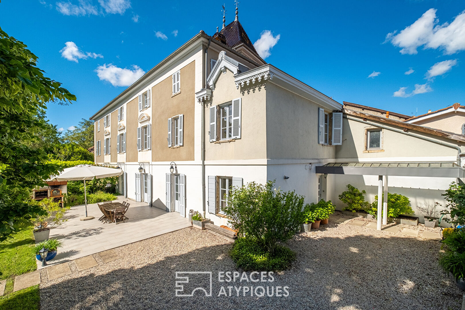 Duplex de charme avec jardin et dépendance au coeur du village