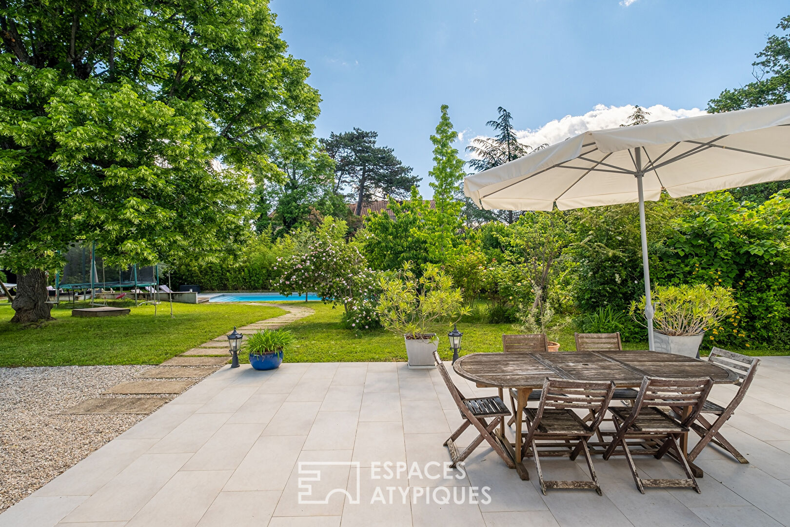 Duplex de charme avec jardin et dépendance au coeur du village