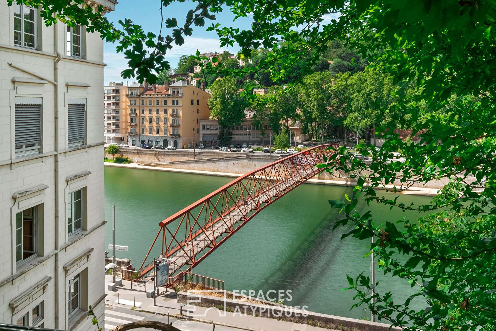 Apartment on the banks of the Saône with garden and garage
