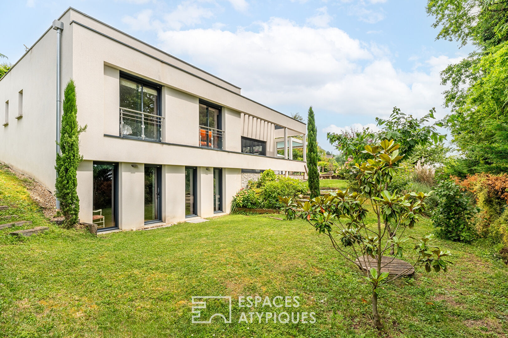 Architect’s house on the heights of Saint Cyr in Mont d’Or