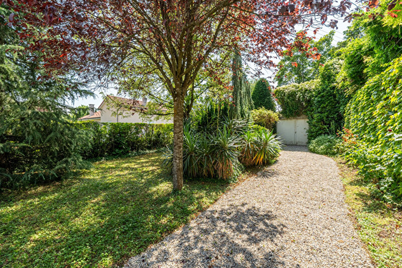 Charming stone house in its green setting