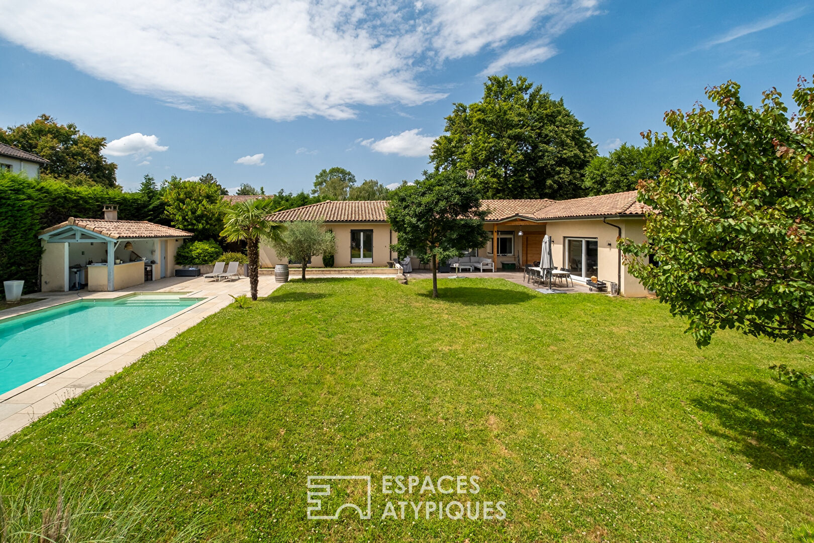 Single storey villa with swimming pool near the center of Ecully