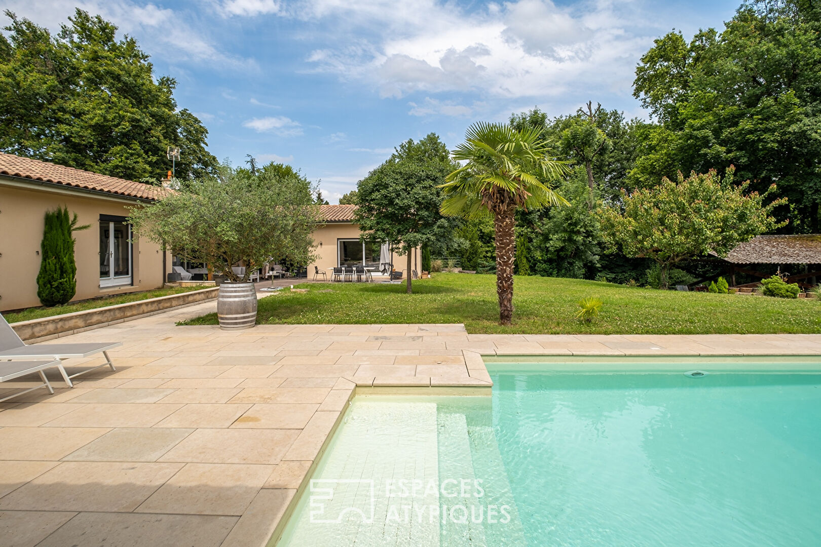 Single storey villa with swimming pool near the center of Ecully