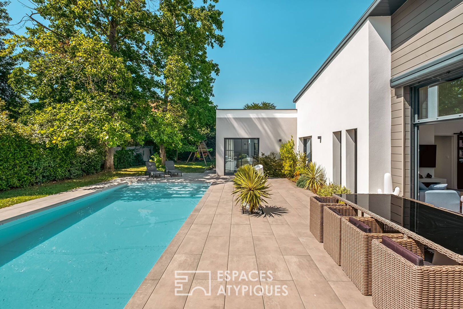 Contemporary villa with swimming pool