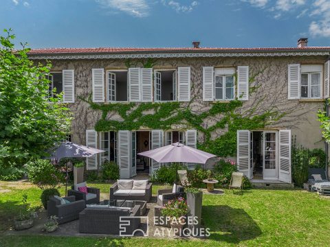 Ancien corps de ferme en pisé avec piscine