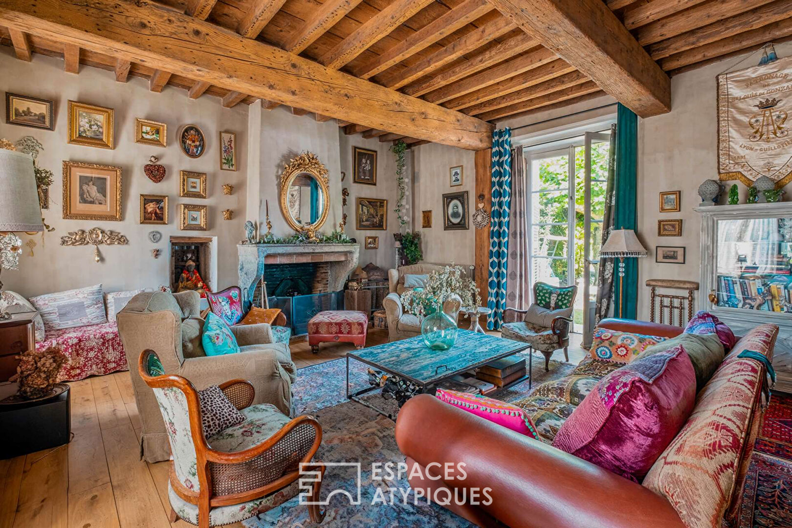 Ancien corps de ferme en pisé avec piscine