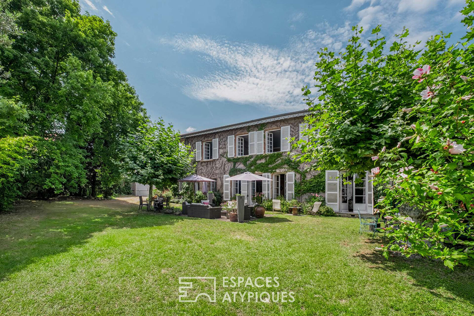 Ancien corps de ferme en pisé avec piscine