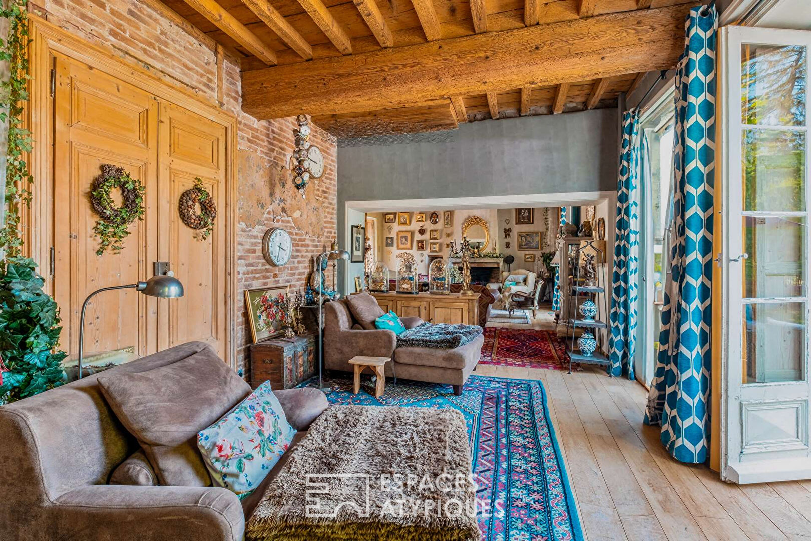 Ancien corps de ferme en pisé avec piscine