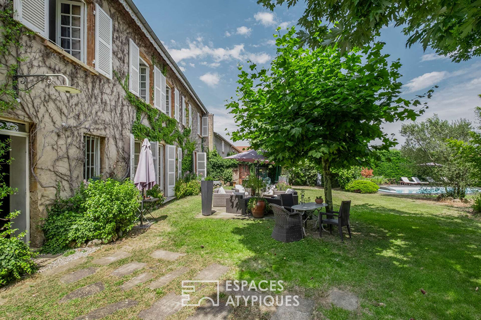 Ancien corps de ferme en pisé avec piscine