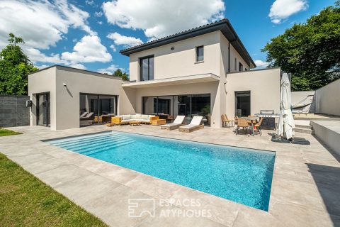 Contemporary house with swimming pool