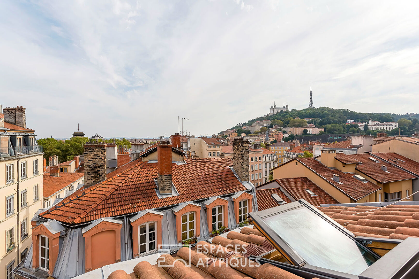 Duplex on the top floor near Place Sathonay