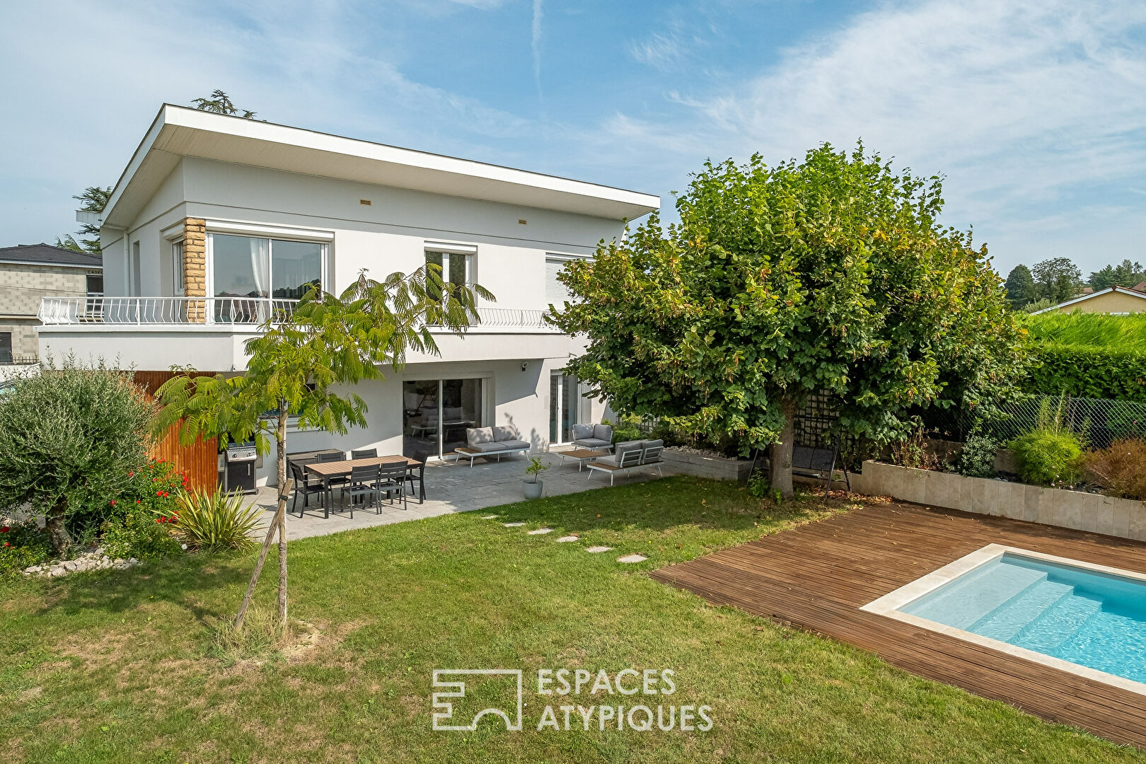 Maison rénovée avec jardin et piscine