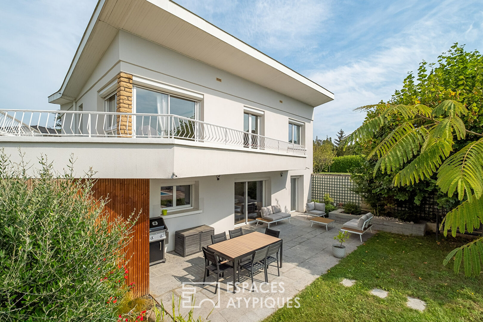 Maison rénovée avec jardin et piscine