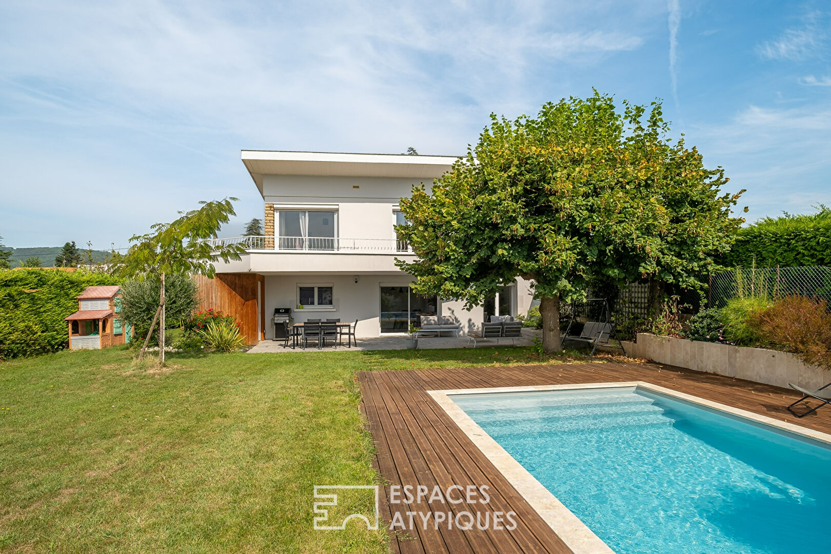 Maison rénovée avec jardin et piscine