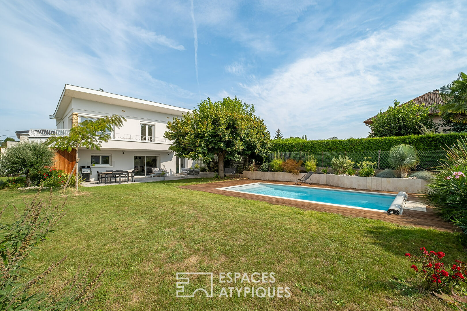 Maison rénovée avec jardin et piscine