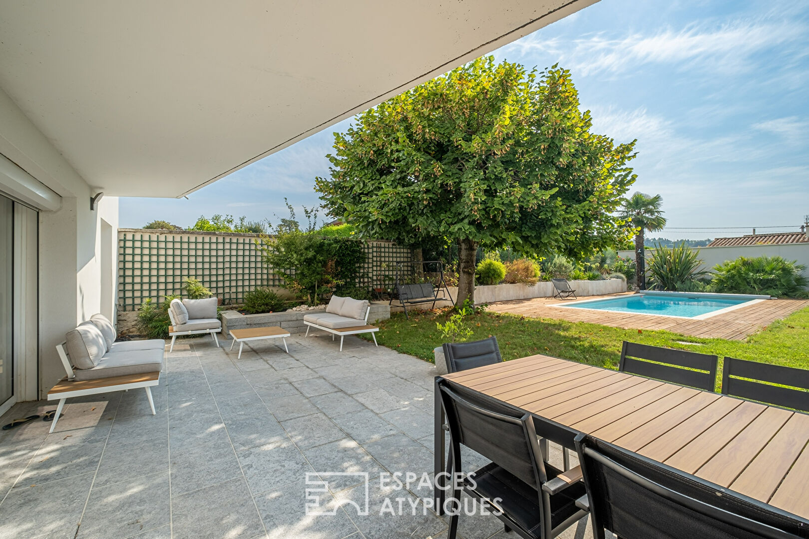 Maison rénovée avec jardin et piscine