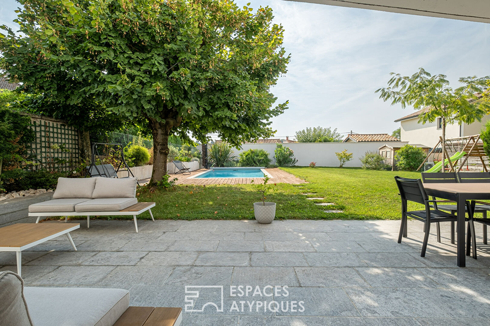 Maison rénovée avec jardin et piscine