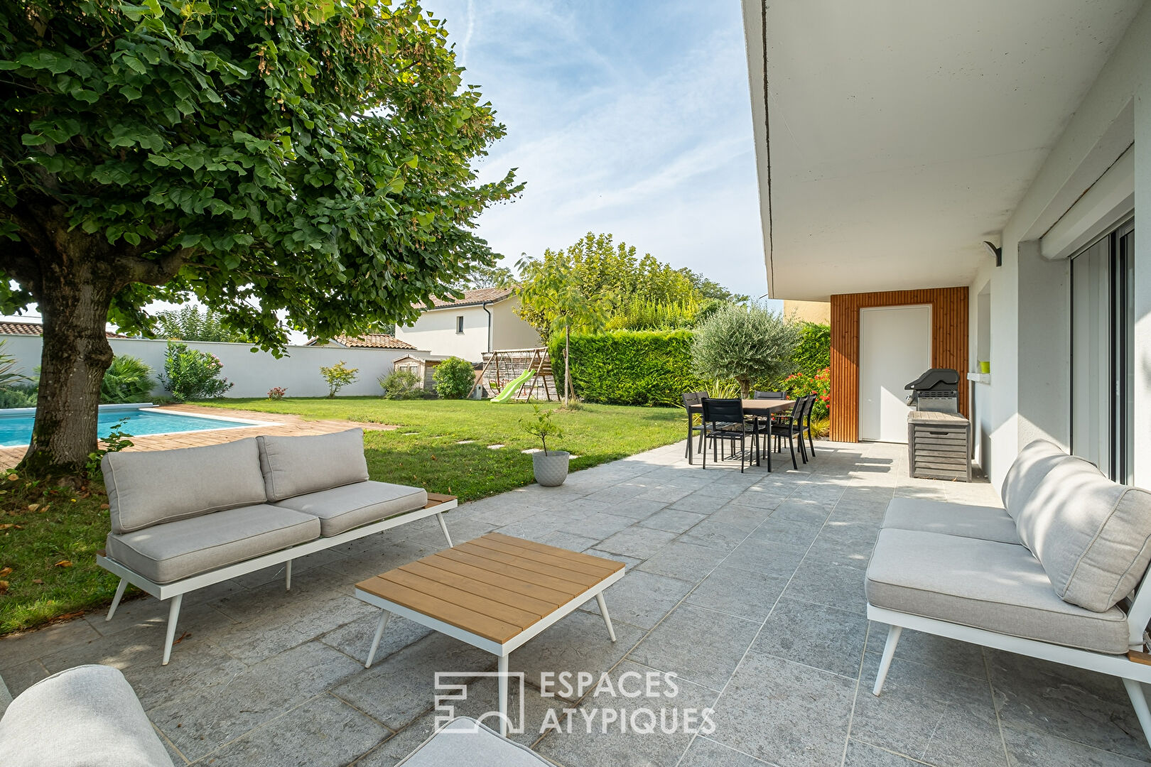 Maison rénovée avec jardin et piscine