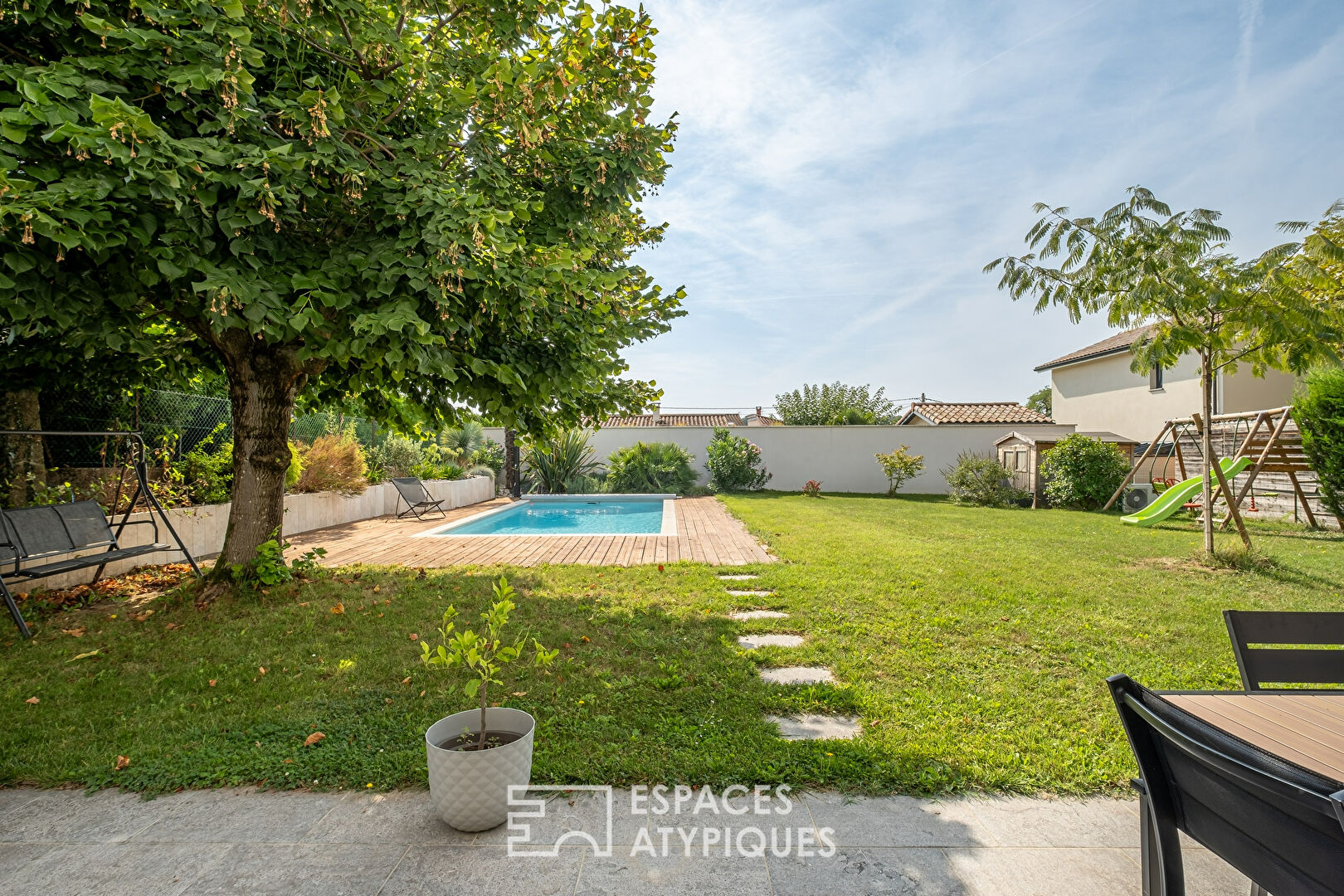 Maison rénovée avec jardin et piscine