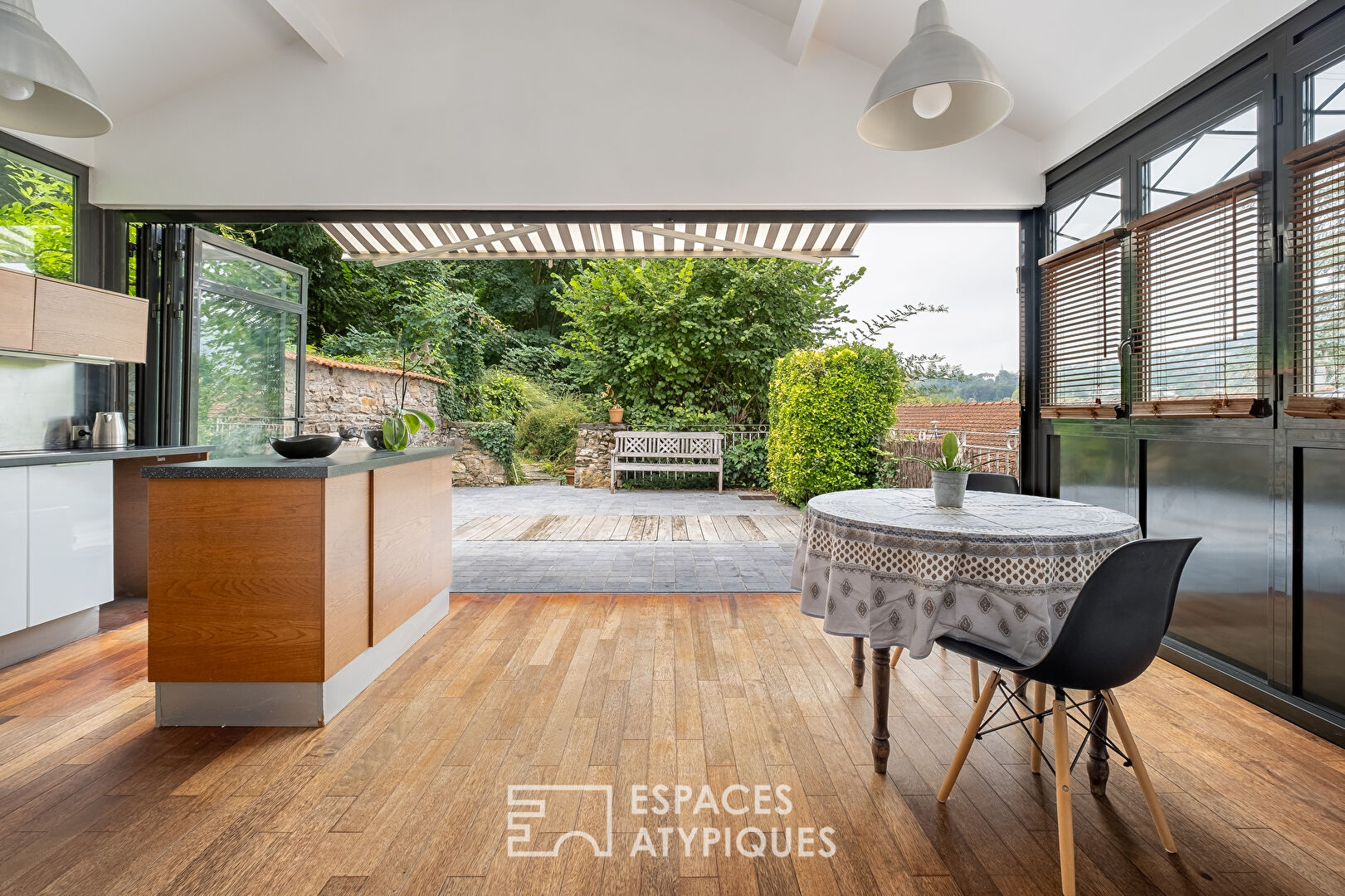 Triplex with terrace and view of the Saône