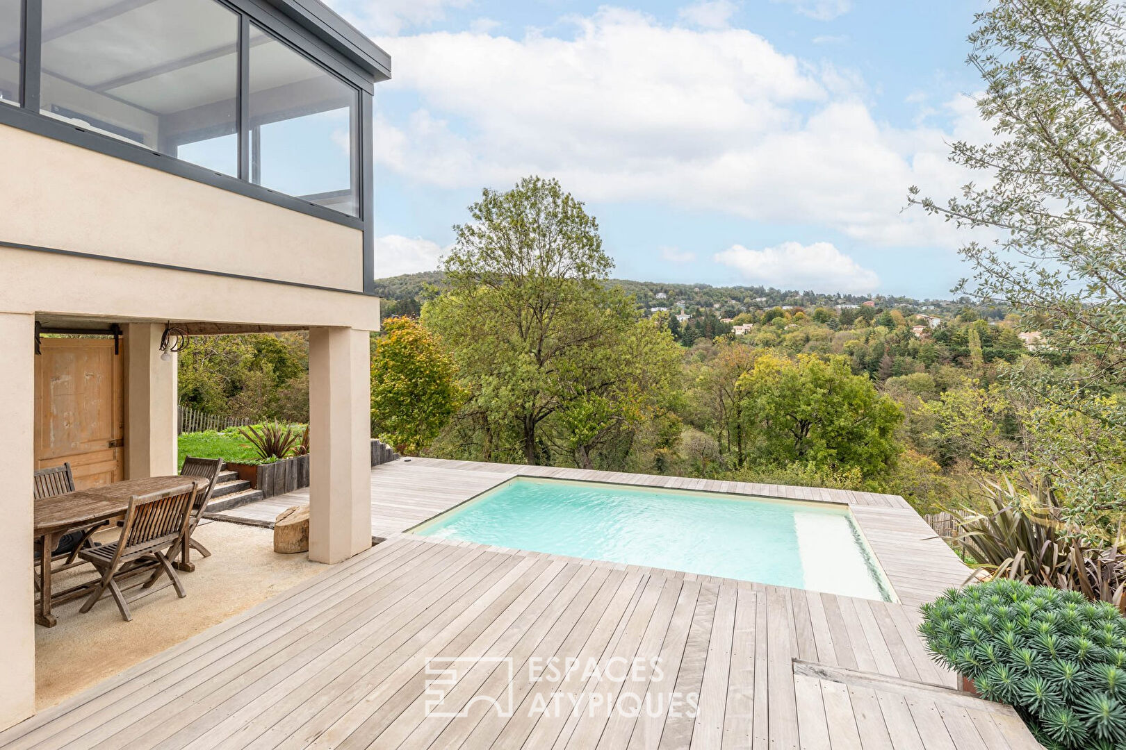 Ancien corps de ferme rénové avec piscine et vue