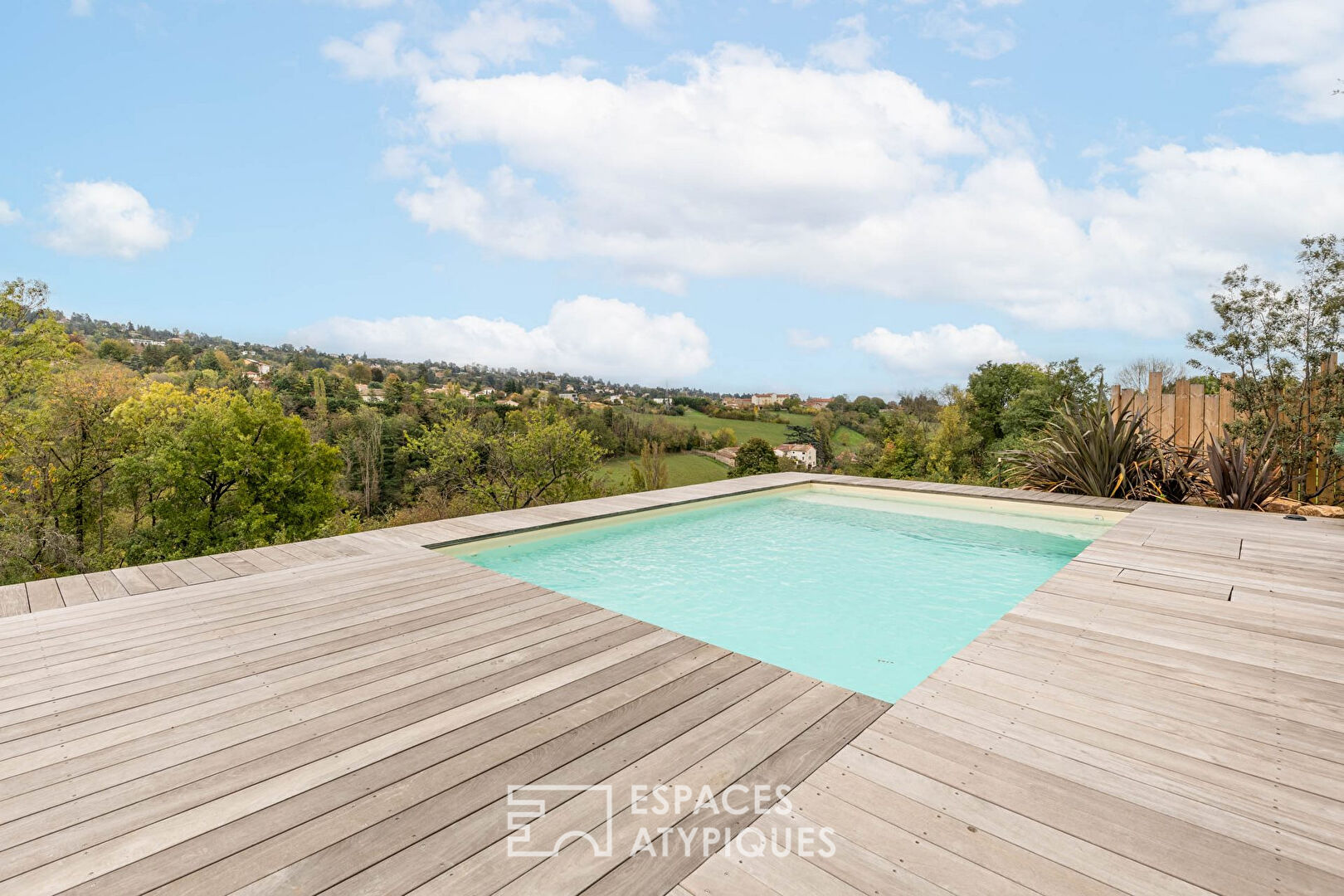 Ancien corps de ferme rénové avec piscine et vue