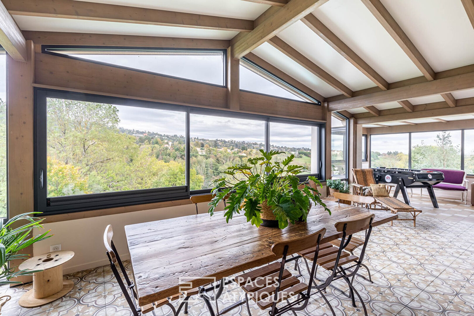 Ancien corps de ferme rénové avec piscine et vue