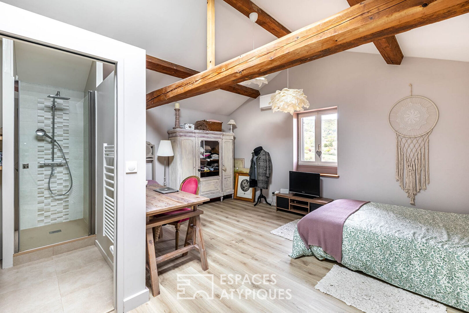 Ancien corps de ferme rénové avec piscine et vue