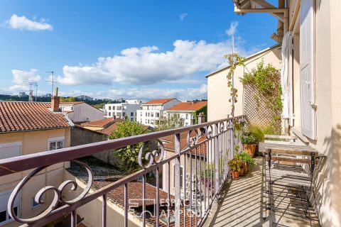 Old apartment on the top floor, tastefully renovated, balcony and open view.