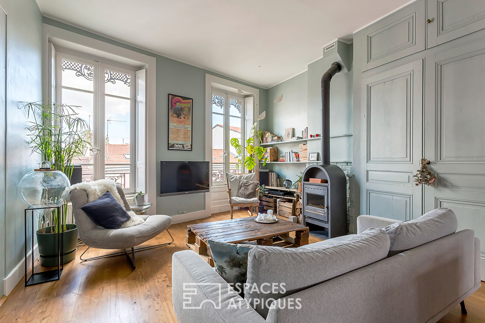 Appartement ancien en dernier étage rénové avec goût, balcon et vue dégagée